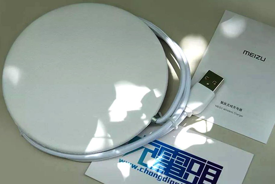 魅族无线充电器开箱图赏：99元支持三模式10W无线快充